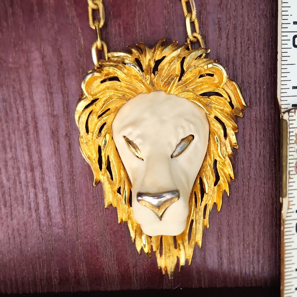 Lion head necklace on gold plated heavy chain. Razza